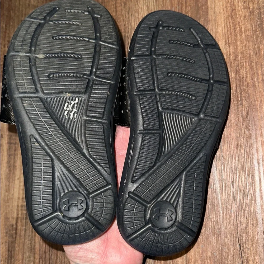 Kids Under Armour 4D Foam Slides size 1Y‎ EUC